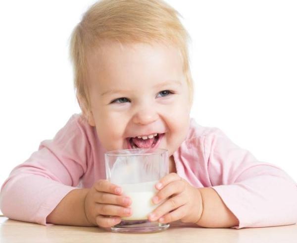 از چه سنی می توان به کودک شیر گاو داد؟